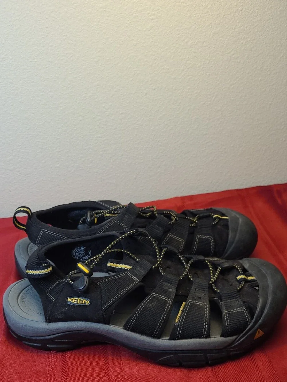 Keen Newport H2 Men’s Black and Yellow Closed-Toe Hiking Sandals Size 10.5